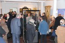 Les visiteurs admirent la magnifique couronne, joyau prestigieux de Notre Dame